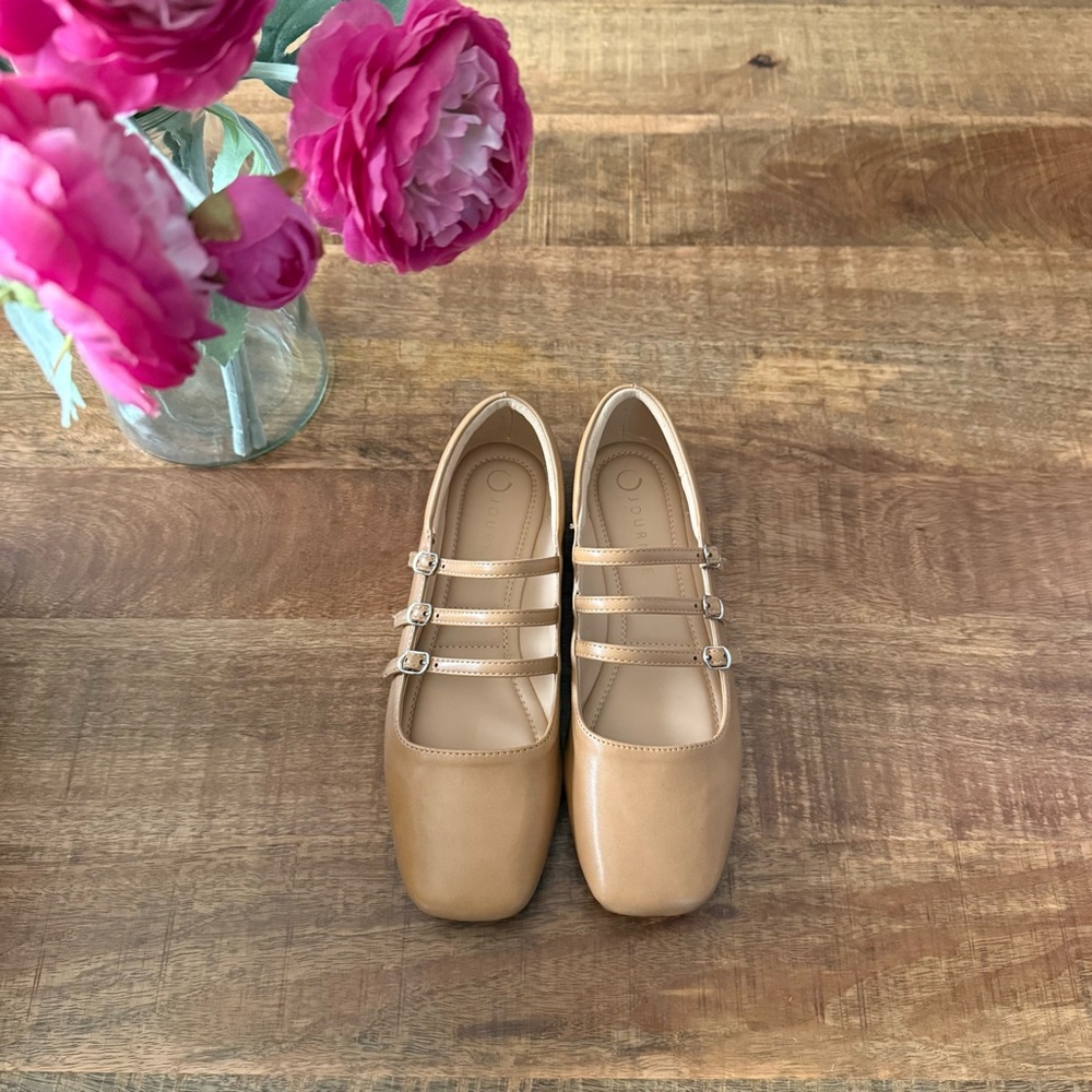 🌸 NWOT Light Brown Journee Collection Women's Strappy Flats